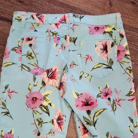 EUC OSO Tripical Floral Print Turquoise Pink Cropped Capri Jeans Resort Floral 6 - Picture 6 of 9